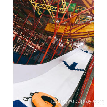 Peralatan bermain indoor Donut Slides di tempat umum